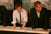 Florian Lukas und Benno Fürman hinteriessen ihre Handabdrücke in Gips (Foto: MartiN Schmitz)